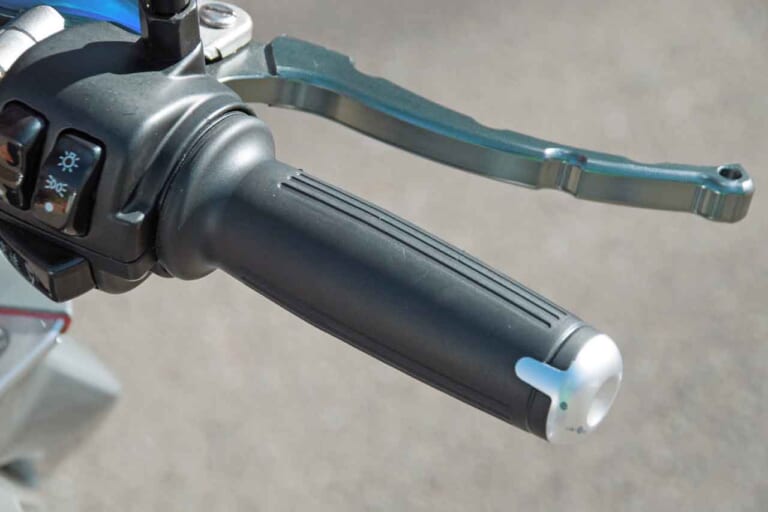 電動バイク アクセス スニーク77 右グリップ|精悍な容姿のトコトコ走り系電動バイク「アクセス スニーク77」試乗インプレッション