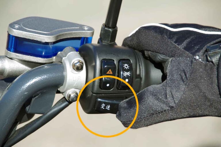 電動バイク アクセス スニーク77 パワーモードボタン|精悍な容姿のトコトコ走り系電動バイク「アクセス スニーク77」試乗インプレッション