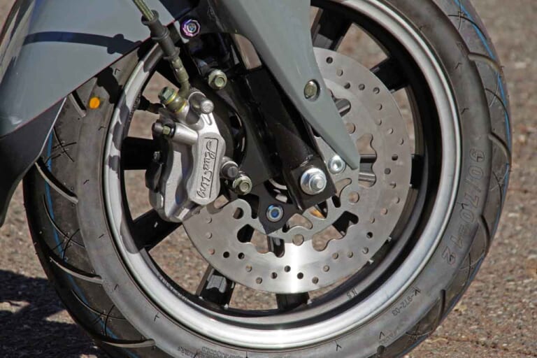 電動バイク アクセス スニーク77 倒立サスペンション&フロントディスクブレーキ|精悍な容姿のトコトコ走り系電動バイク「アクセス スニーク77」試乗インプレッション