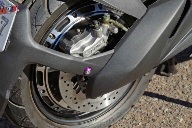 電動バイク アクセス スニーク77 リヤディスクブレーキ|精悍な容姿のトコトコ走り系電動バイク「アクセス スニーク77」試乗インプレッション