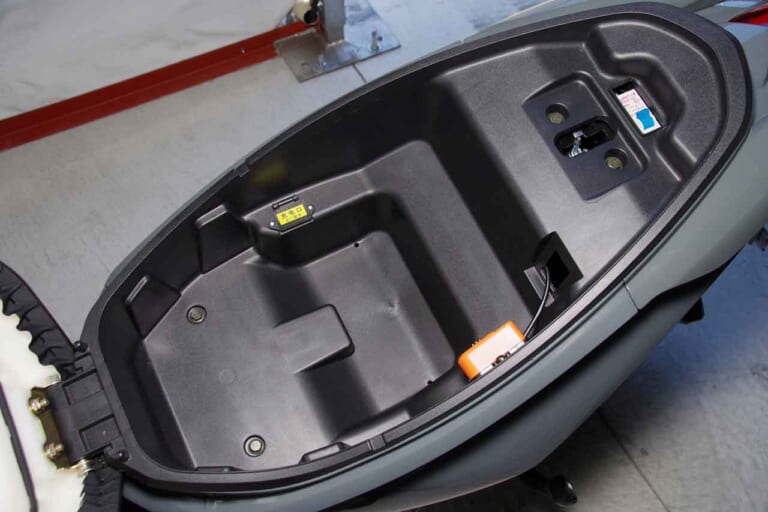 電動バイク アクセス スニーク77 シート下収納スペース|精悍な容姿のトコトコ走り系電動バイク「アクセス スニーク77」試乗インプレッション