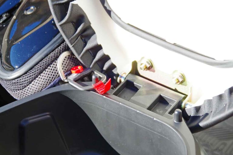 電動バイク アクセス スニーク77 ヘルメットホルダー|精悍な容姿のトコトコ走り系電動バイク「アクセス スニーク77」試乗インプレッション