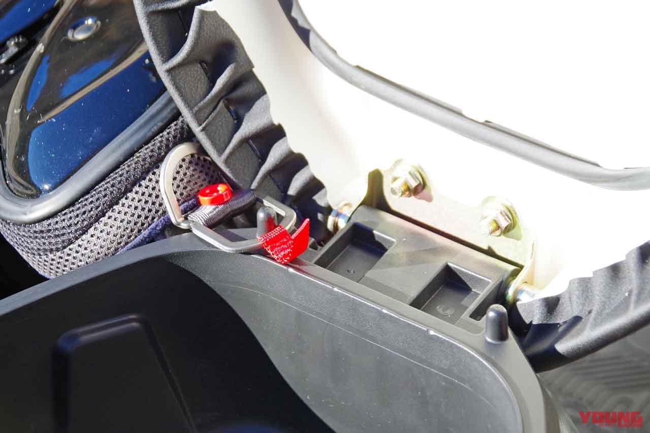 電動バイク アクセス スニーク77 ヘルメットホルダー|精悍な容姿のトコトコ走り系電動バイク「アクセス スニーク77」試乗インプレッション