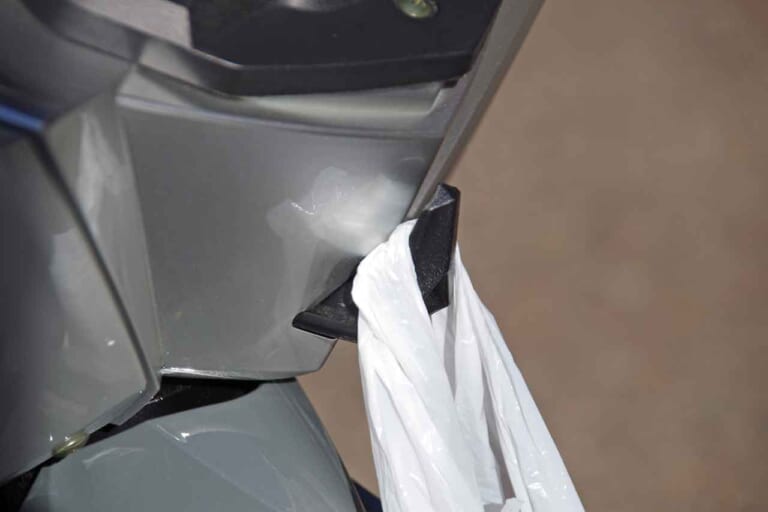 電動バイク アクセス スニーク77 荷掛けフック|精悍な容姿のトコトコ走り系電動バイク「アクセス スニーク77」試乗インプレッション