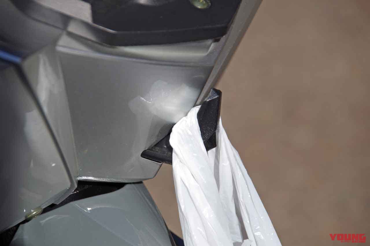 電動バイク アクセス スニーク77 荷掛けフック|精悍な容姿のトコトコ走り系電動バイク「アクセス スニーク77」試乗インプレッション