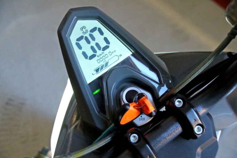 電動バイク アクセス スニーク77 メーターパネル|精悍な容姿のトコトコ走り系電動バイク「アクセス スニーク77」試乗インプレッション