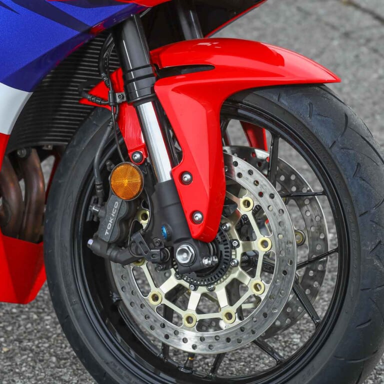 ホンダCBR600RR ショーワ製フロントサスペンション|岡崎静夏のホンダCBR600RR試乗インプレ【扱いやすい超高性能が乗り手の技量を高める】