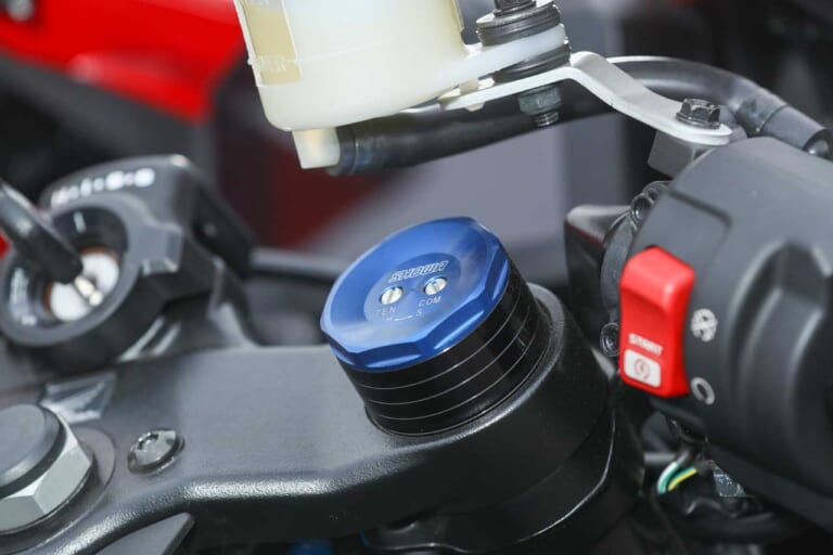 ホンダCBR600RR フロントサスペンションのトップキャップ|岡崎静夏のホンダCBR600RR試乗インプレ【扱いやすい超高性能が乗り手の技量を高める】