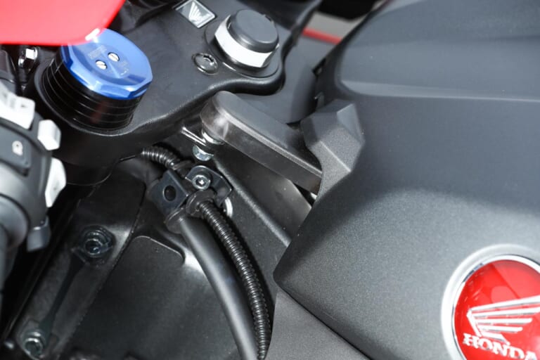 ホンダCBR600RR 電子制御ステアリングダンパー|岡崎静夏のホンダCBR600RR試乗インプレ【扱いやすい超高性能が乗り手の技量を高める】