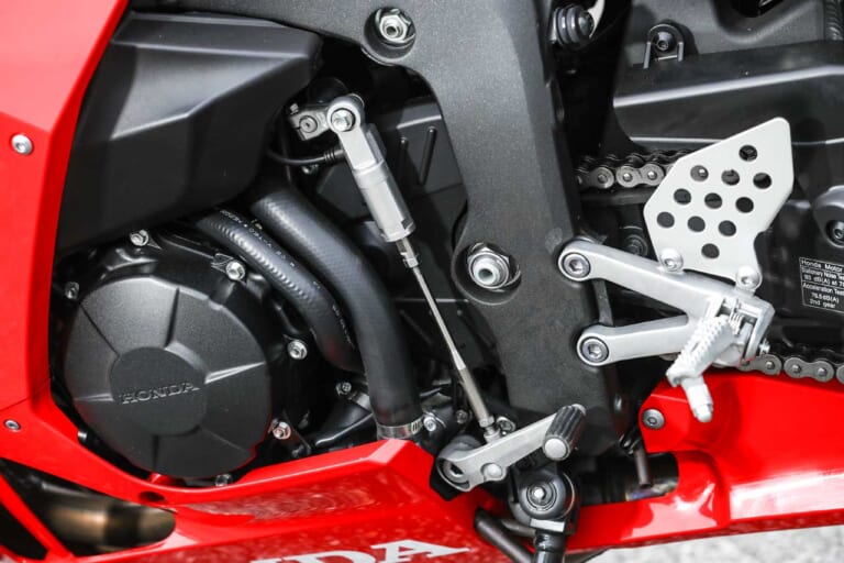 ホンダCBR600RR クイックシフター|岡崎静夏のホンダCBR600RR試乗インプレ【扱いやすい超高性能が乗り手の技量を高める】