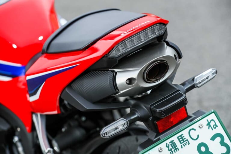 ホンダCBR600RR センターアップマフラー|岡崎静夏のホンダCBR600RR試乗インプレ【扱いやすい超高性能が乗り手の技量を高める】
