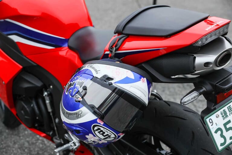 ホンダCBR600RR ヘルメットホルダー|岡崎静夏のホンダCBR600RR試乗インプレ【扱いやすい超高性能が乗り手の技量を高める】