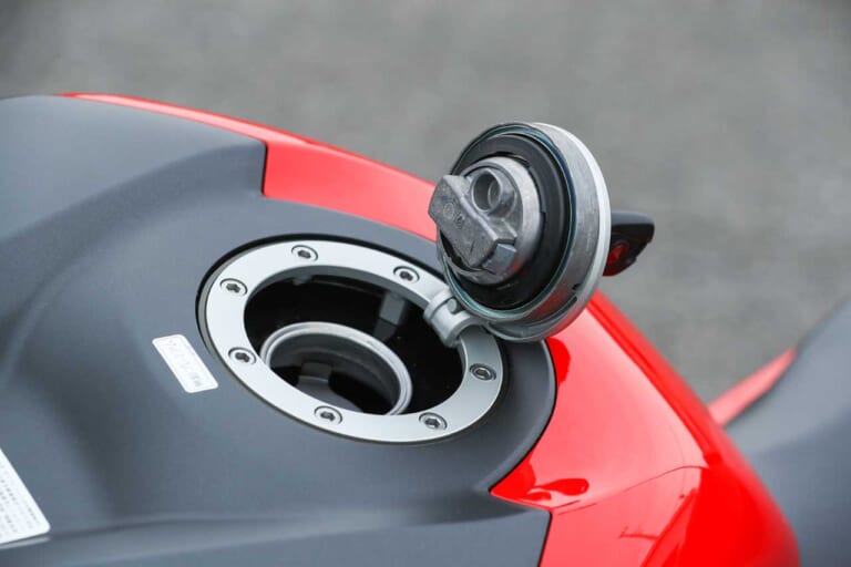 ホンダCBR600RR フューエルリッド|岡崎静夏のホンダCBR600RR試乗インプレ【扱いやすい超高性能が乗り手の技量を高める】