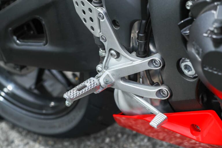 ホンダCBR600RR ステップ|岡崎静夏のホンダCBR600RR試乗インプレ【扱いやすい超高性能が乗り手の技量を高める】