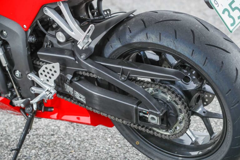 ホンダCBR600RR スイングアーム&リアサスペンション|岡崎静夏のホンダCBR600RR試乗インプレ【扱いやすい超高性能が乗り手の技量を高める】