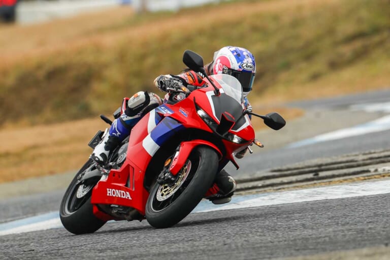 岡崎静夏×ホンダCBR600RR|岡崎静夏のホンダCBR600RR試乗インプレ【扱いやすい超高性能が乗り手の技量を高める】