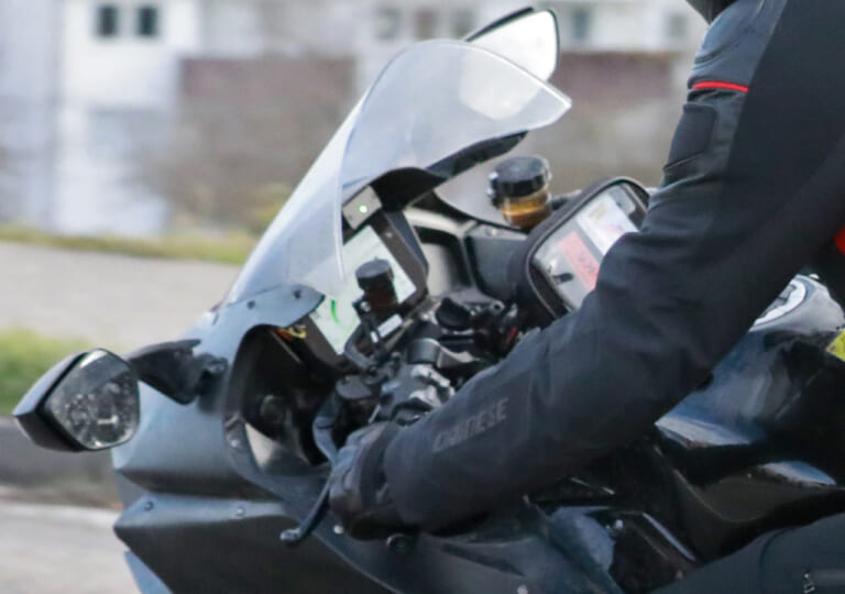 カワサキ ニンジャH2 SX次期型?スパイショット|カワサキ ニンジャH2 SX次期型に日本車初のレーダー機能実装か?! 〈シン・ハヤブサ追撃の一手〉