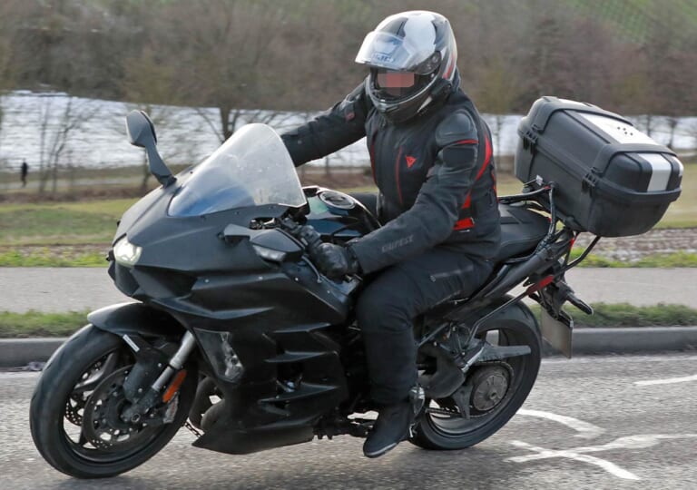 カワサキ ニンジャH2 SX次期型?スパイショット|カワサキ ニンジャH2 SX次期型に日本車初のレーダー機能実装か?! 〈シン・ハヤブサ追撃の一手〉