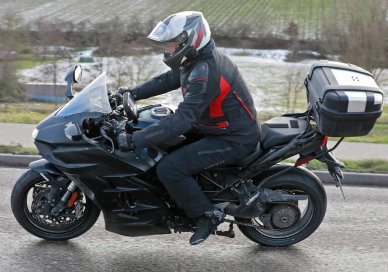 カワサキ ニンジャH2 SX次期型?スパイショット|カワサキ ニンジャH2 SX次期型に日本車初のレーダー機能実装か?! 〈シン・ハヤブサ追撃の一手〉