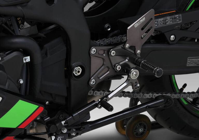 カワサキ ニンジャZX-25R|ヨシムラ ステップキットX-TREAD|ニンジャZX-25R最新カスタムパーツ情報【モリワキ/アクティブ/トリックスターetc.】