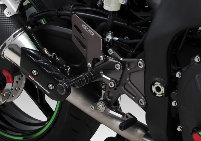 カワサキ ニンジャZX-25R|ヨシムラ ステップキットX-TREAD|ニンジャZX-25R最新カスタムパーツ情報【モリワキ/アクティブ/トリックスターetc.】