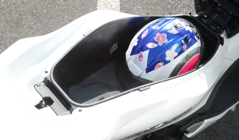 ホンダPCX160|ラゲッジスペース|岡崎静夏のホンダPCX160試乗インプレ【もはやオーバースペック!? カテゴリーを超えた車体】