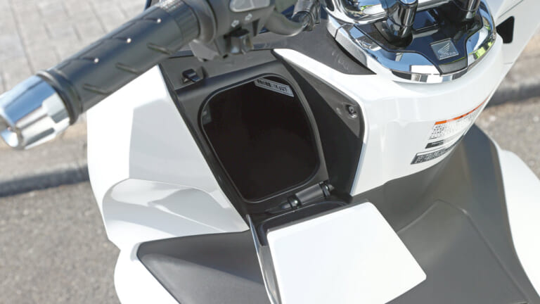 ホンダPCX160|フロントインナーボックス|岡崎静夏のホンダPCX160試乗インプレ【もはやオーバースペック!? カテゴリーを超えた車体】