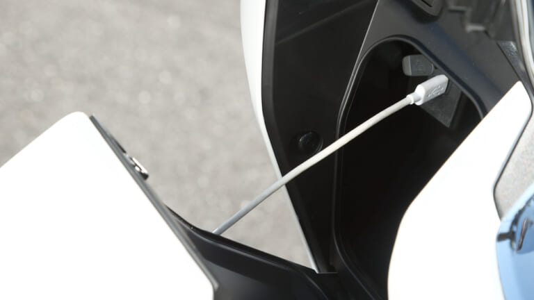 ホンダPCX160|USBソケット|岡崎静夏のホンダPCX160試乗インプレ【もはやオーバースペック!? カテゴリーを超えた車体】