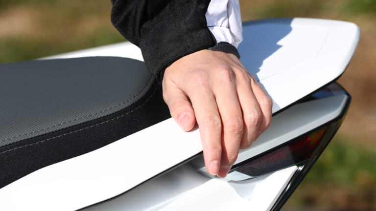 ホンダPCX160|グラブレール|岡崎静夏のホンダPCX160試乗インプレ【もはやオーバースペック!? カテゴリーを超えた車体】