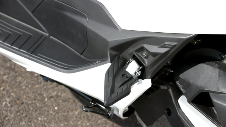 ホンダPCX160|タンデムステップ|岡崎静夏のホンダPCX160試乗インプレ【もはやオーバースペック!? カテゴリーを超えた車体】