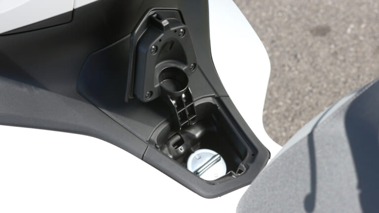 ホンダPCX160|フューエルリッド|岡崎静夏のホンダPCX160試乗インプレ【もはやオーバースペック!? カテゴリーを超えた車体】