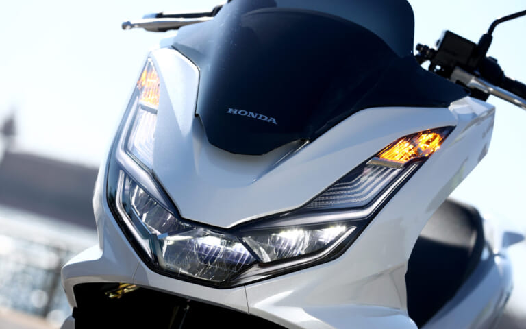 ホンダPCX160|LEDヘッドライト|岡崎静夏のホンダPCX160試乗インプレ【もはやオーバースペック!? カテゴリーを超えた車体】