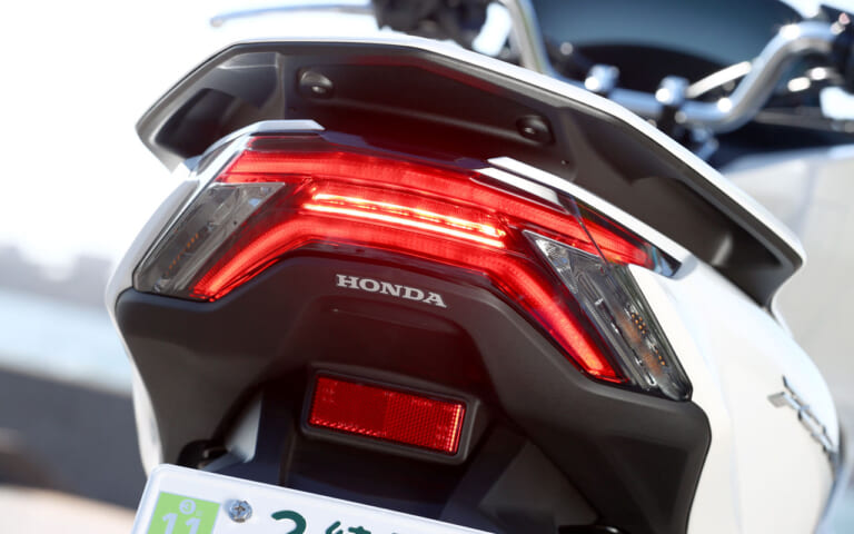 ホンダPCX160|LEDテールランプ|岡崎静夏のホンダPCX160試乗インプレ【もはやオーバースペック!? カテゴリーを超えた車体】