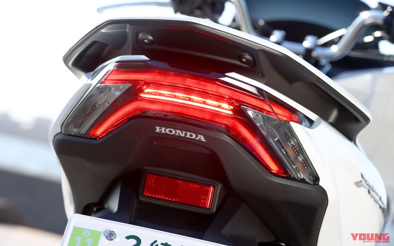 ホンダPCX160|LEDテールランプ|岡崎静夏のホンダPCX160試乗インプレ【もはやオーバースペック!? カテゴリーを超えた車体】