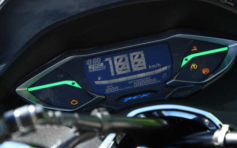 ホンダPCX160|デジタルメーター|岡崎静夏のホンダPCX160試乗インプレ【もはやオーバースペック!? カテゴリーを超えた車体】