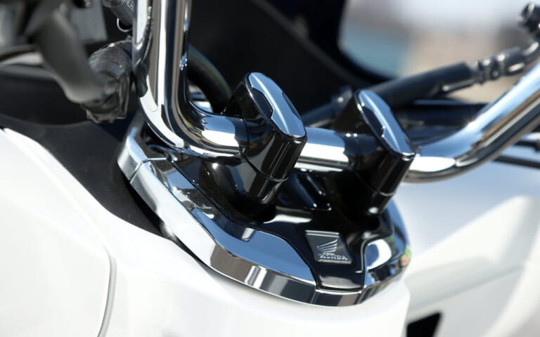 ホンダPCX160|ハンドルホルダー|岡崎静夏のホンダPCX160試乗インプレ【もはやオーバースペック!? カテゴリーを超えた車体】