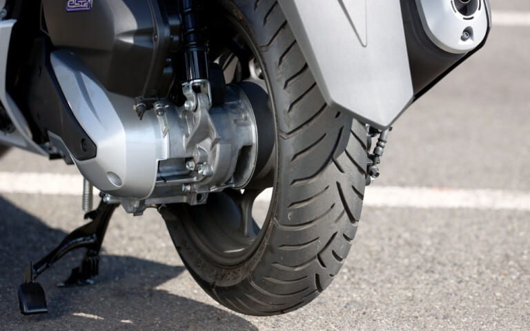 ホンダPCX160|リヤタイヤ|岡崎静夏のホンダPCX160試乗インプレ【もはやオーバースペック!? カテゴリーを超えた車体】