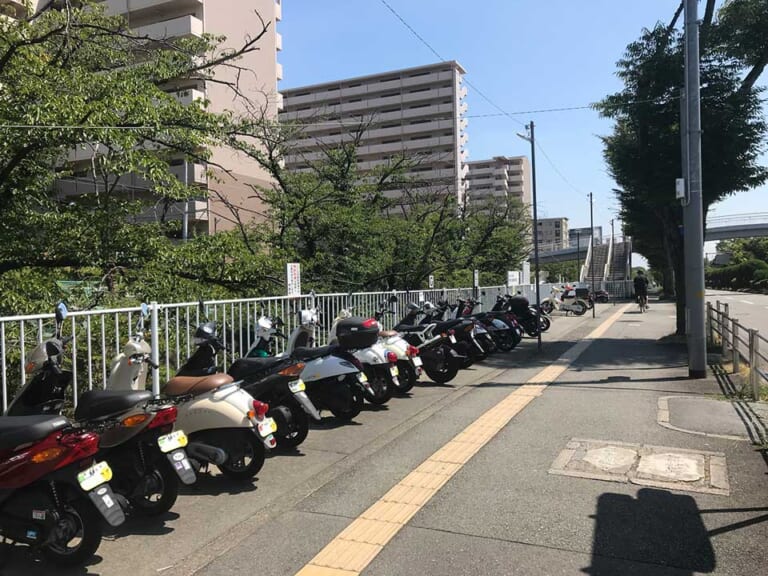 東京都＋地方都市バイクユーザーの6割以上が駐車場数に不満あり〈2輪駐車場不足問題〉