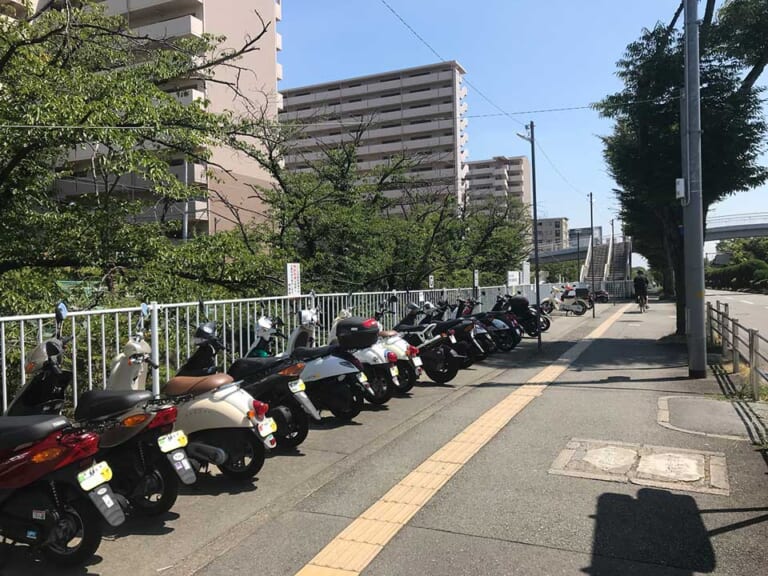 東京都+地方都市バイクユーザーの6割以上が駐車場数に不満あり〈2輪駐車場不足問題〉|東京都+地方都市バイクユーザーの6割以上が駐車場数に不満あり〈2輪駐車場不足問題〉