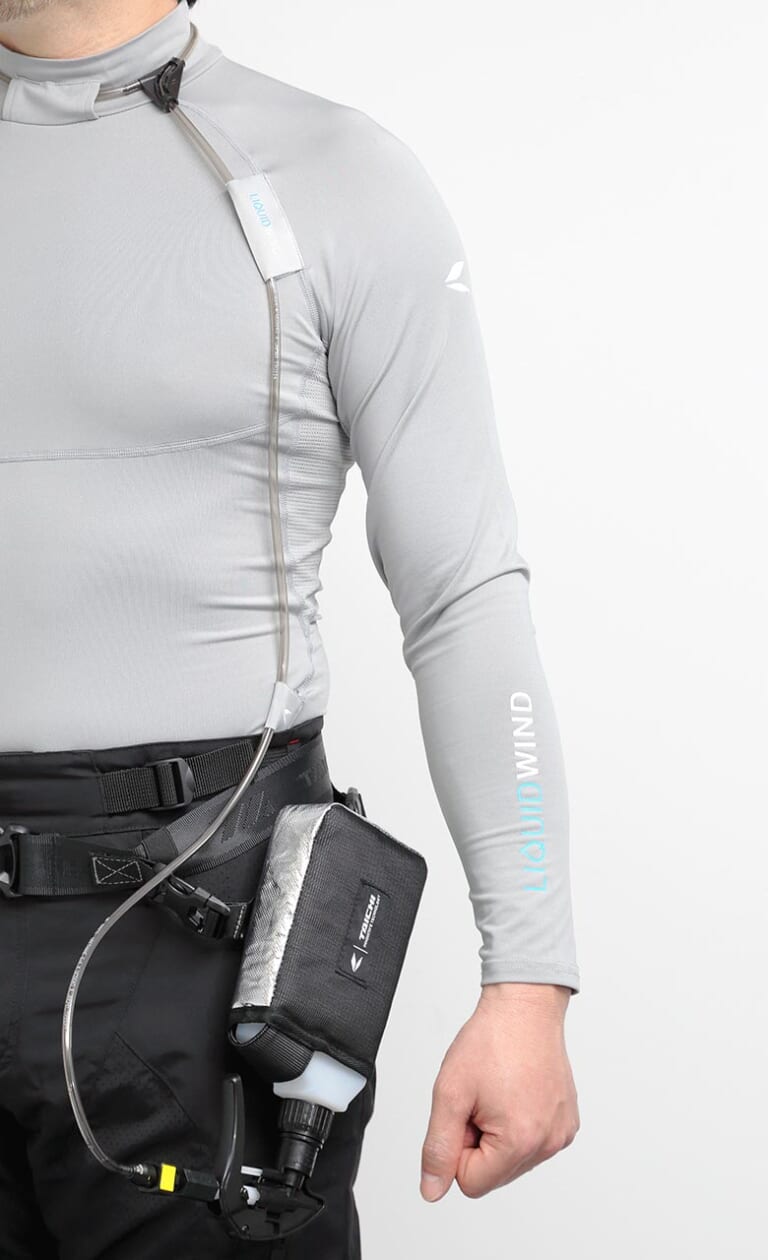 快適!水冷式アンダーウエア「タイチ リキッドウインド」|快適!水冷式アンダーウエア「タイチ リキッドウインド」【ボトルをプッシュ→首まわりに冷却水が噴出】