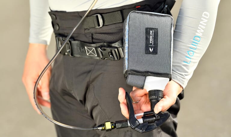 快適!水冷式アンダーウエア「タイチ リキッドウインド」|快適!水冷式アンダーウエア「タイチ リキッドウインド」【ボトルをプッシュ→首まわりに冷却水が噴出】