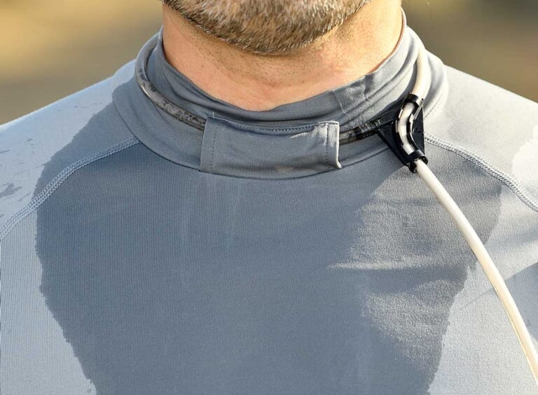 快適!水冷式アンダーウエア「タイチ リキッドウインド」|快適!水冷式アンダーウエア「タイチ リキッドウインド」【ボトルをプッシュ→首まわりに冷却水が噴出】