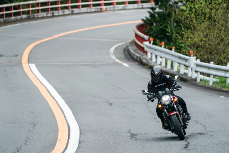 ホンダ CB400 SUPER FOUR|16連覇の後も2位/2位/3位! ホンダ「CB400SF」販売台数トップランナーの走りに納得