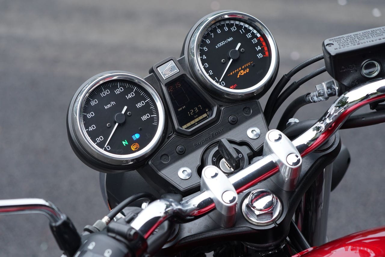 |16連覇の後も2位/2位/3位! ホンダ「CB400SF」販売台数トップランナーの走りに納得