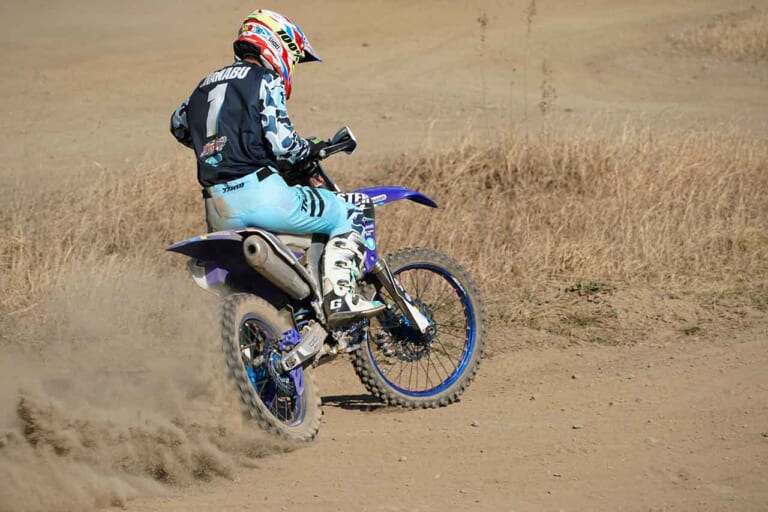 オフロード基礎練習|スライド走法|コーナリングテクニック|疲労が少なく実は速い! ノーブレーキ走法&スライド走法の基礎練習〈渡辺学のスキルアップラボ〉