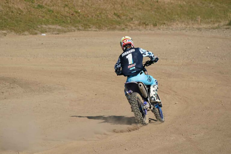 オフロード基礎練習|ノーブレーキ走法|コーナリングテクニック|疲労が少なく実は速い! ノーブレーキ走法&スライド走法の基礎練習〈渡辺学のスキルアップラボ〉