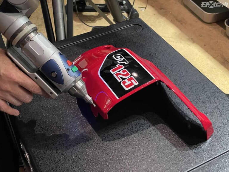 ホンダCT125ハンターカブ|サイドカバー保護フィルム取り付け|3Dスキャニング|CT125ハンターカブ 自分仕様のオリジナルパーツを作ってみた〈サイドカバー&リヤサス編〉