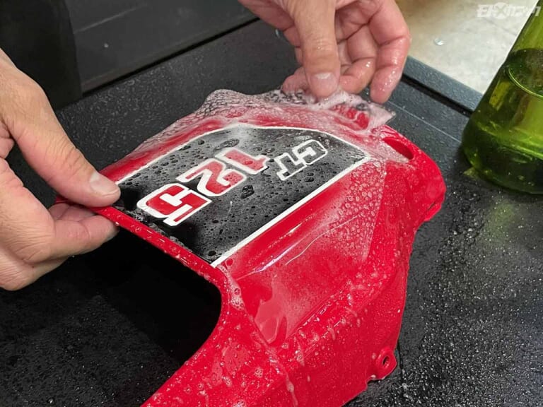 ホンダCT125ハンターカブ|サイドカバー保護フィルム取り付け|貼り付け|CT125ハンターカブ 自分仕様のオリジナルパーツを作ってみた〈サイドカバー&リヤサス編〉