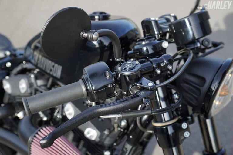 ハーレーダビッドソン スポーツスター トライジャカスタム「地神」ハンドルバー|ハーレーカスタムトレンドニュース:1台のカスタムマシンに込められた”和魂洋才”の精神〈トライジャ 地神〉