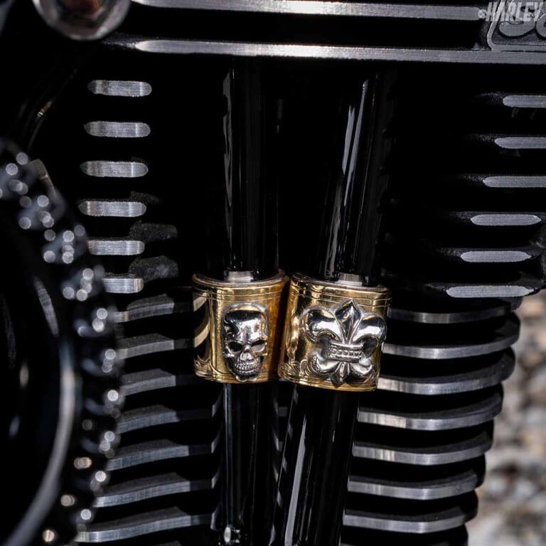 ハーレーダビッドソンFXSBブレイクアウト|HDブイモンスターカスタム|プッシュロッドカバーキャップ|ハーレーカスタムトレンドニュース:FXSBブレイクアウト【アートの域に達した麗しのプロポーション】